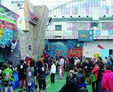 Sfide di arrampicata sportiva nella palestra dell'oratorio di Gandino