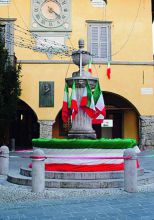 La fontana imbandierata