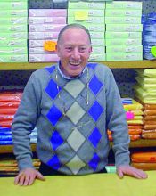 Quirino Savoldelli nel suo negozio