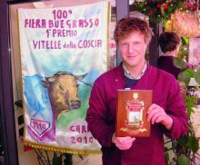 Alessio Coter con i premi vinti a Cuneo nel negozio di Gandino 