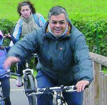 Il parroco don Innocente Chiodi in sella alla sua bicicletta