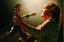 Un'immagine d'archivio di Cathryn Craig in concerto. Domani si esibisce a Gandino