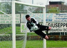 Andrea Natali in una foto d'archivio: il portiere della Ghisalbese ieri ha parato un calcio di rigore