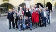 Gli aderenti al progetto per le camicie garibaldine a Gandino. Con la camicia rossa originale il sindaco Maccari