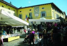 Il mercato del sabato in piazza Vittorio Veneto a Gandino: il trasloco è ormai definitivo