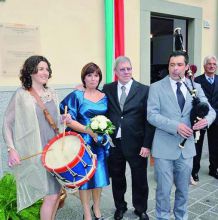 Hevia con la cornamusa fuori dal municipio di Gandino