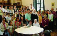 Suor Maria Fedele Sangalli con parenti e amici gandinesi nel 2008, in occasione della professione temporanea 