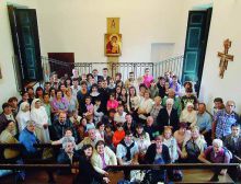 Suor Maria Fedele insieme a parenti e compaesani dopo la professione