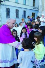 Il vescovo Coletti accolto dai bambini