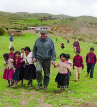 Monsignor Angelo Gelmi con i bambini boliviani. Partito da Gandino, ha vissuto per anni tra i campesinos