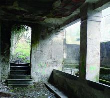 Il lavatoio pubblico di via Ciro Menotti, senz'acqua da aprile