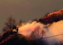 Le squadre antincendio al lavoro sul monte Farno