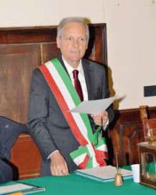 Il sindaco Elio Castelli durante il primo Consiglio comunale