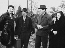 Ermanno Olmi (a sinistra) girò a gandino «E venne un uomo, coinvolgendo numerosi attori dilettanti del luogo