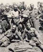 Antonio Colombi con un gruppo di commilitoni, primo a destra in piedi