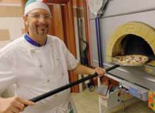 Pietro Tallarini davanti al suo forno, a Fiorano