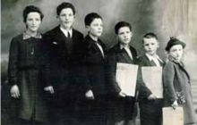 Andrea è il secondo da destra