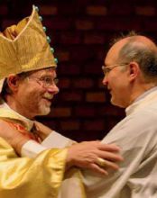 L’abbraccio con il vicario generale monsignor Davide Pelucchi