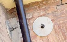 Un dettaglio dei dischi d’acciaio usati per mettere in sicurezza l’edificio