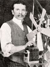 Giuseppe Nosari con il suo primo motore premiato a San Pellegrino nel 1910.