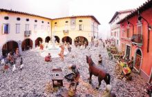 La miniatura del centro storico di Gandino in uno dei presepi in mostra nel museo della basilica