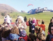 L’arrivo della Befana a Cirano, dopo il decollo in parapendio dal Farno