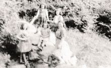 Alcune bambine di Gandino e alcune bambine ebree insieme