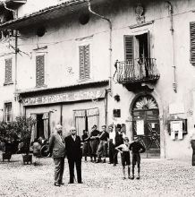 Piazza Vittorio Veneto a Gandino in una foto degli anni ’40. In quel periodo tante famiglie ospitarono ebrei