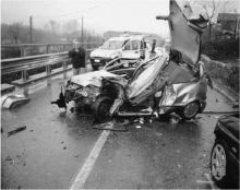 I resti della Cinquecento di Cristiano Belich morto sul colpo ieri pomeriggio ad Albino nell'incidente lungo l'ex statale