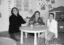 Le tre giovani che hanno aperto l'asilo nido di Gandino (foto Fronzi)