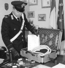 La valigetta piena di attrezzi per le riparazioni trovata dai carabinieri di Clusone (foto Fronzi)