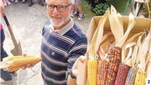 Angelo Savoldelli, delegato della didattica, con alcune varietà di mais