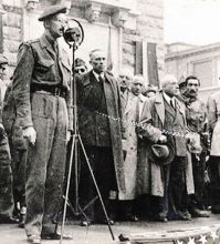 Comizio in piazza a Bergamo, sono i giorni della Liberazione: parla il colonnello inglese David  Morley-Fletcher, con lui sul palco gli esponenti del Comitato di liberazione nazionale