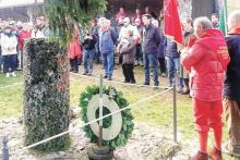 L’omaggio al cippo che ricorda Mario Zeduri e Ilarion Efanov dove il ministro Martina (al centro) ha posato una corona d’alloro