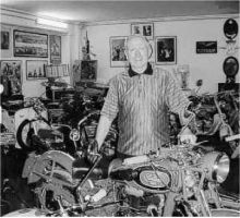 Piero Spampatti nel museo allestito nel seminterrato del suo stabilimento. Oltre alle moto raccoglie bici da corsa e strumenti musicali