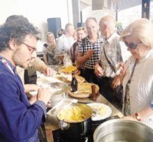 Amaddeo offre polenta e baccalà ai visitatori