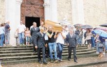 L’uscita del feretro di Servalli sul sagrato