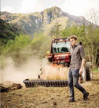 Adriano Galizzi insegna anche ai bambini l'arte dell'orto