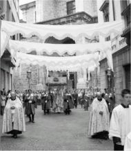 La processione del Corpus Domini è seguita da fedeli di tutta la Valle
