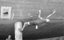 Uno dei «ragni» impegnati nell'arrampicata della gara di Gandino