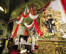 La parrocchiale di Barzizza parata a festa, con la statua di San Nicola