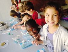 I piccoli della scuola primaria di Casnigo alle prese con gli esperimenti sull’acqua