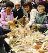 Una fase della scartocciatura del mais spinato di Gandino