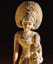 Una straordinaria Madonna con il bambino indonesiana cesellata nel legno