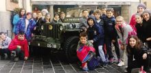 Un gruppo di alunni a Gandino con la jeep Willys