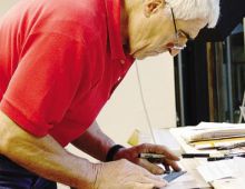 Il fotografo e artista Bepi Rottigni all’opera mentre riproduce gli antichi manufatti