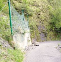 Le reti paramassi posizionate lungo la strada di Valpiana