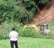 La ruspa entrata in azione per sgomberare parte del materiale caduto