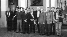 Alcuni componenti del gruppo dei fanti di Gandino (al centro, il sindaco-fante Gustavo Maccari)