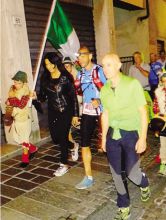 Oliviero Bosatelli attraversa la sua Gandino accompagnato dai tifosi